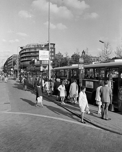 855043 Afbeelding van wachtende mensen bij bushalte met abri voor de stadsbussen aan de noordzijde van het Vredenburg ...